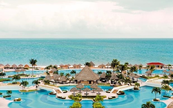 Does Moon Palace Cancun have a swimmable beach